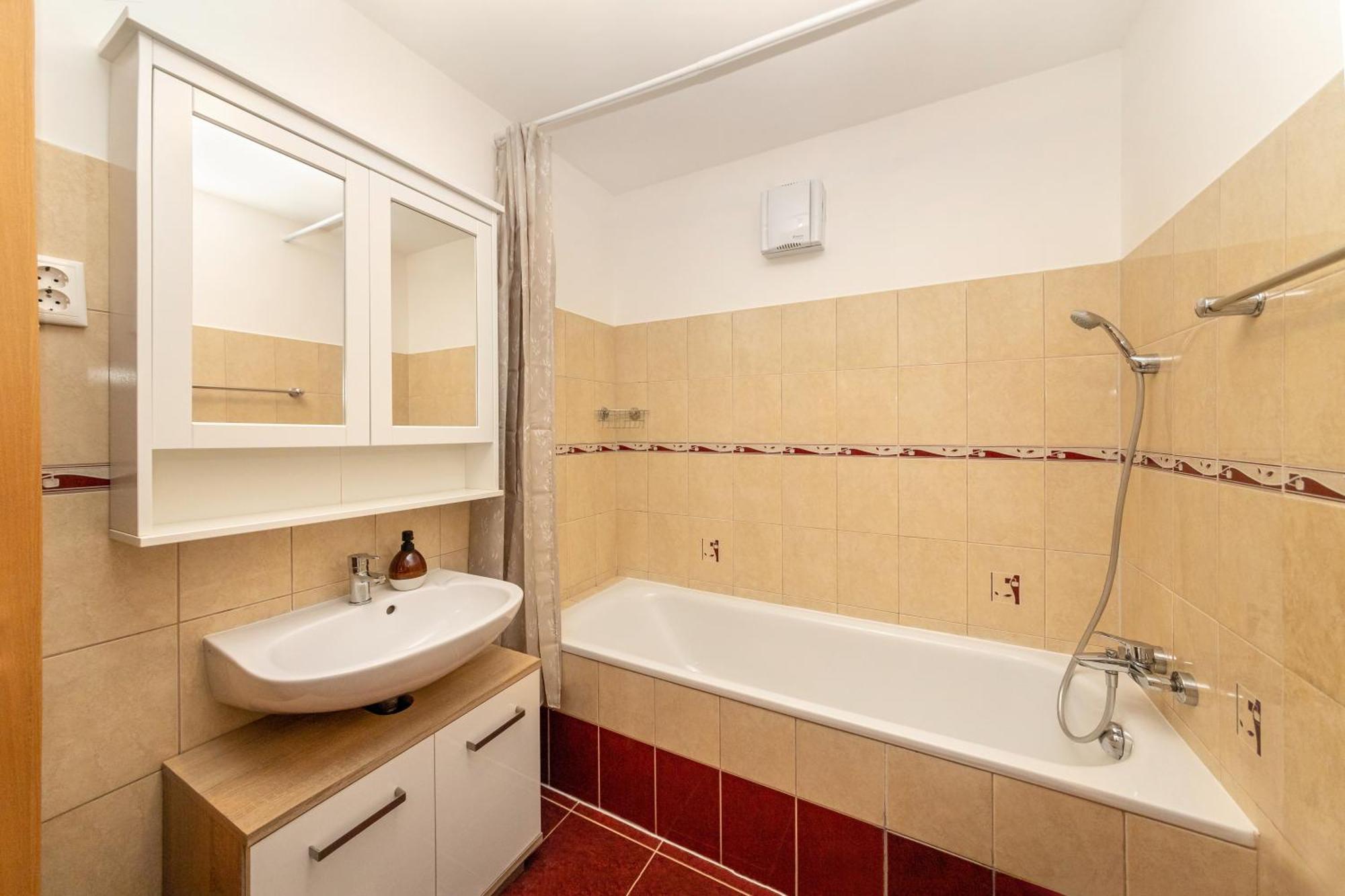 Center Budget Apartment Inside Free Parking Self Check-In Free Streaming Ac Balcony Budapest Exterior photo